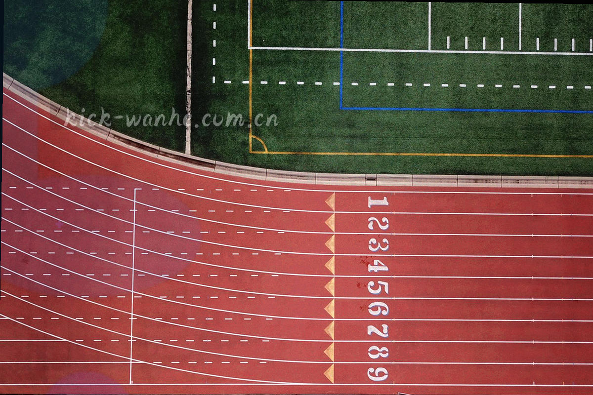 夜场替补席与战术板特写，木板上有磁贴号码，周边光线偏冷